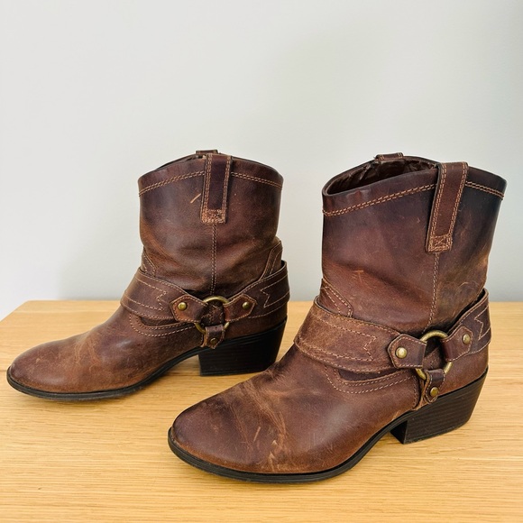 Rugged brown leather cowboy boots - Picture 2 of 9